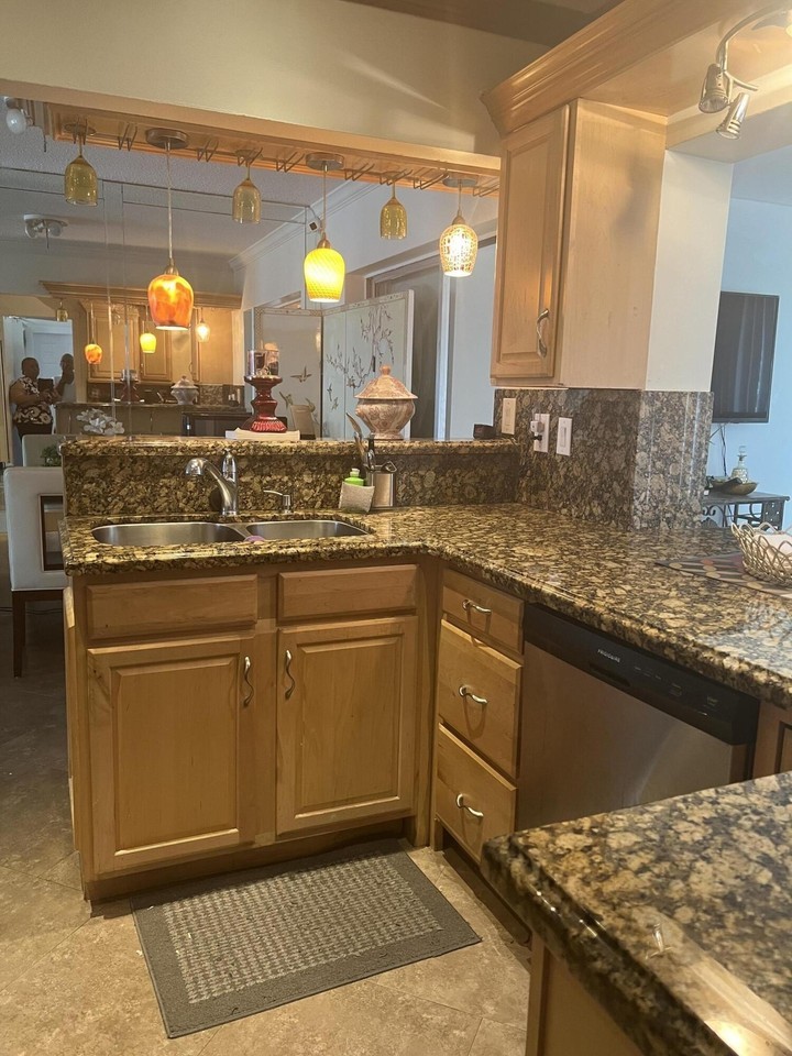 8106 Nw 59th Ct - Photo 4 of 8