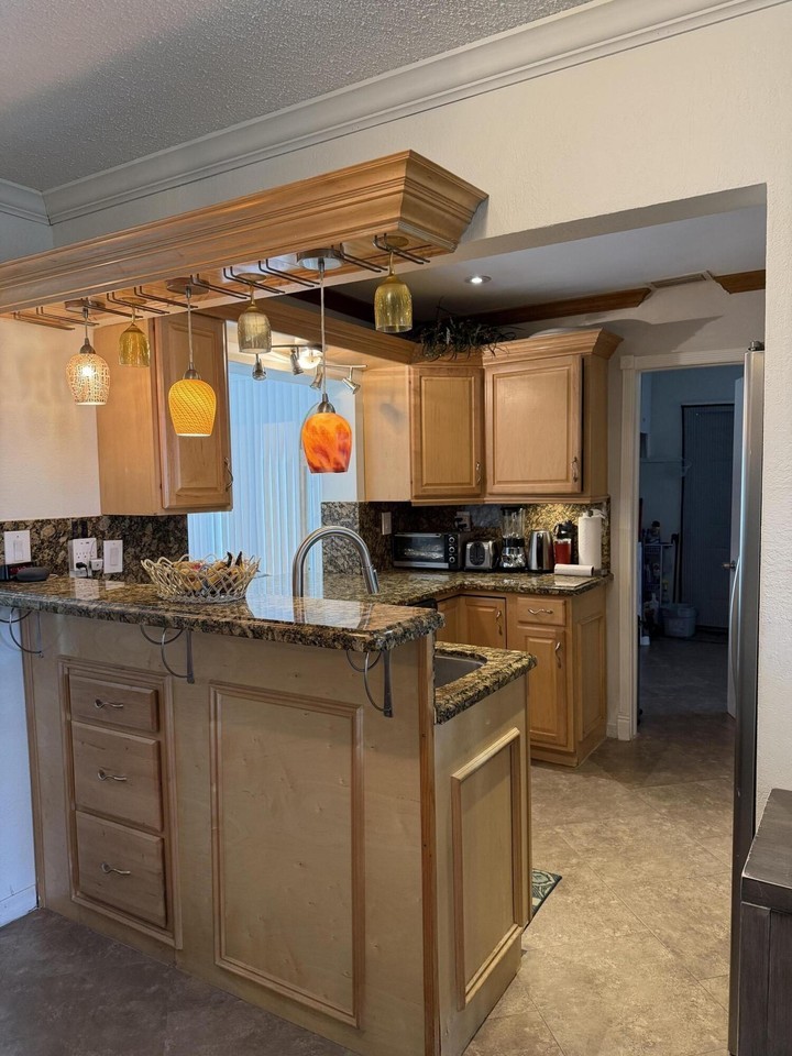 8106 Nw 59th Ct - Photo 5 of 8
