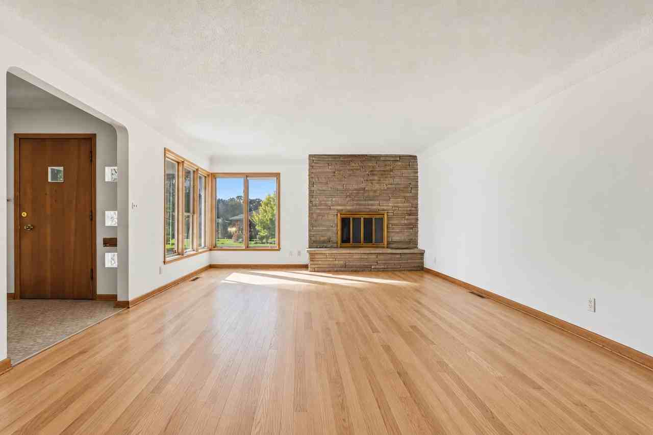 54 Hilltop Ln - Photo 4 of 7