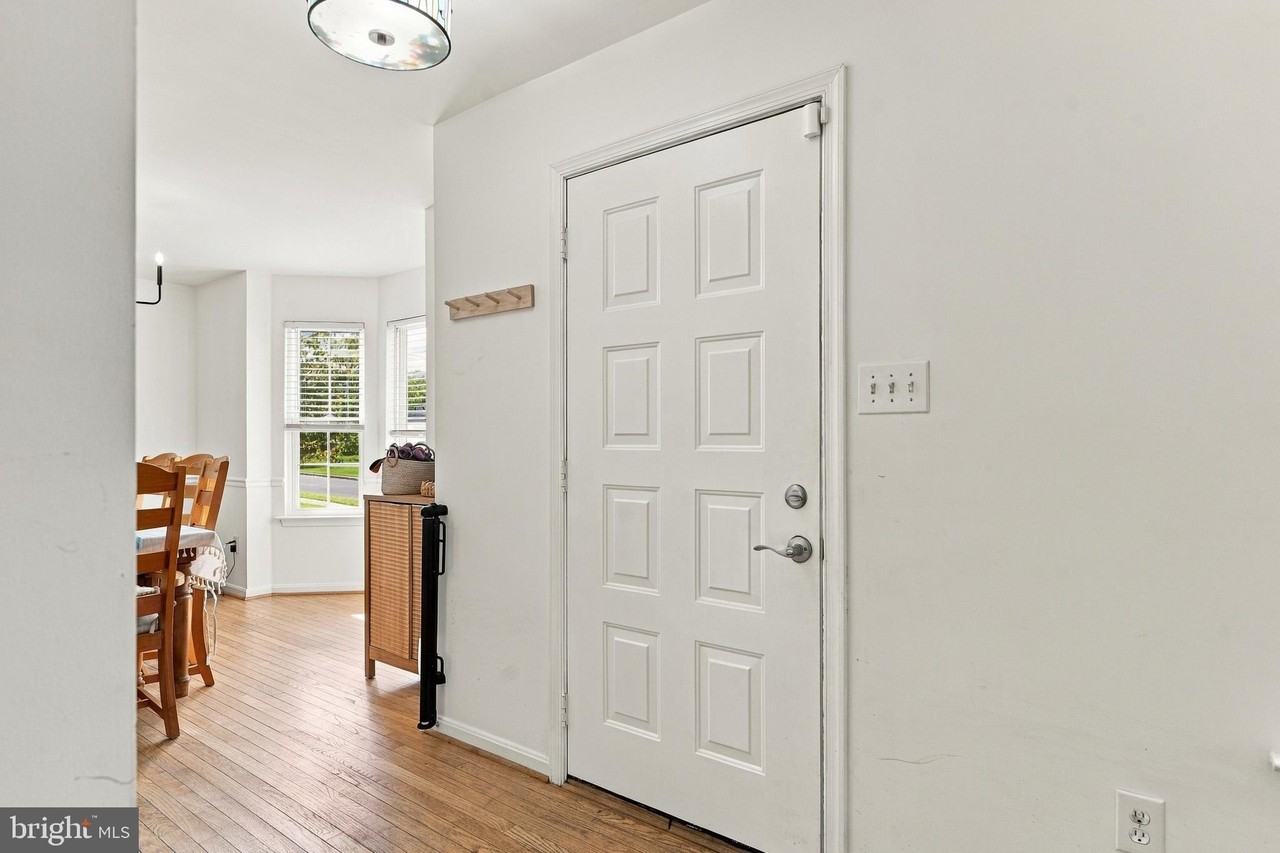 22208 Oriole Dr - Photo 3 of 50
