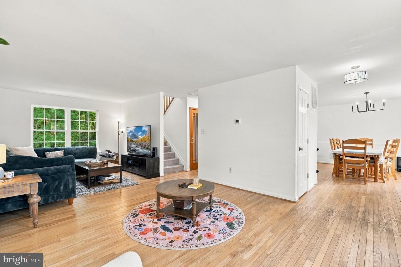 22208 Oriole Dr - Photo 4 of 50