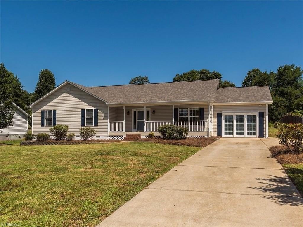 8008 Daltonshire Dr - Photo 2 of 32