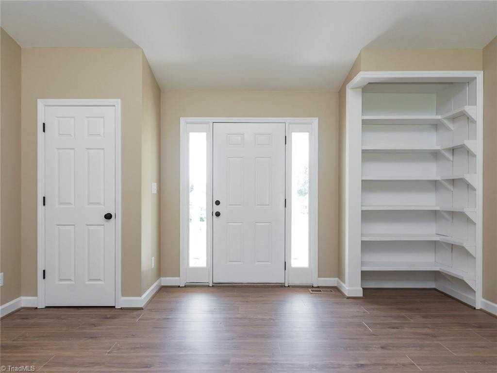 8008 Daltonshire Dr - Photo 3 of 32