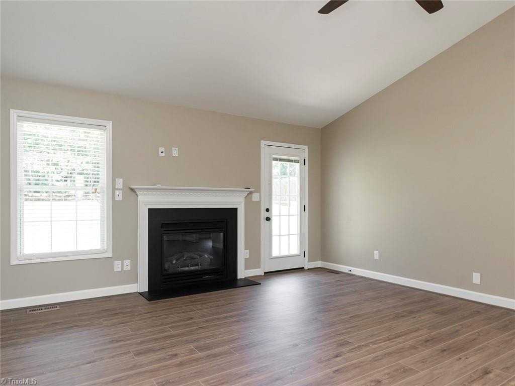 8008 Daltonshire Dr - Photo 5 of 32