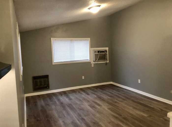 4207 University St - Photo 4 of 10