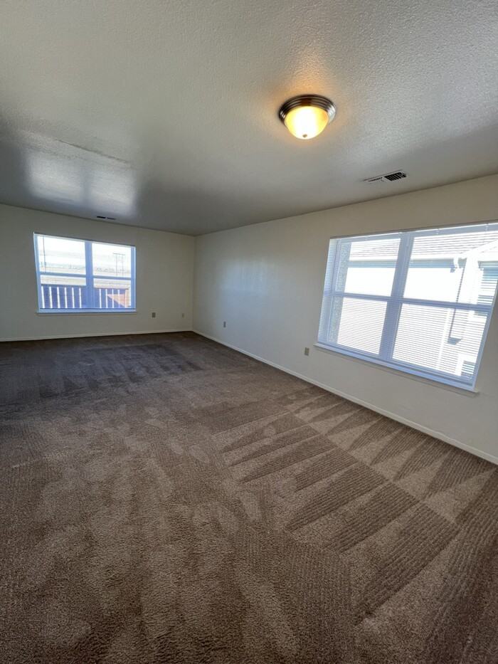 1352 Dakota Dr - Photo 3 of 7