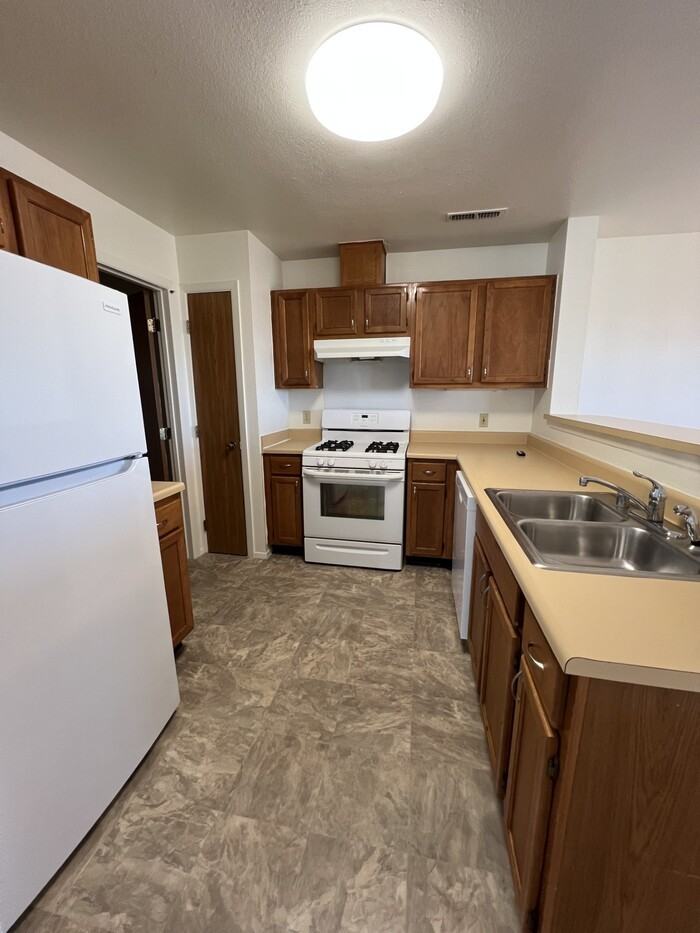 1352 Dakota Dr - Photo 4 of 7