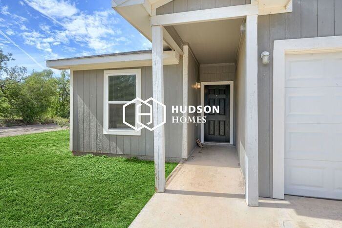 1402 Plum St - Photo 3 of 14