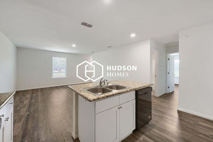 1402 Plum St - Photo 6 of 14