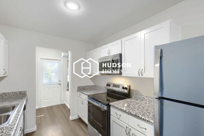 712 W Washington St - Photo 5 of 14