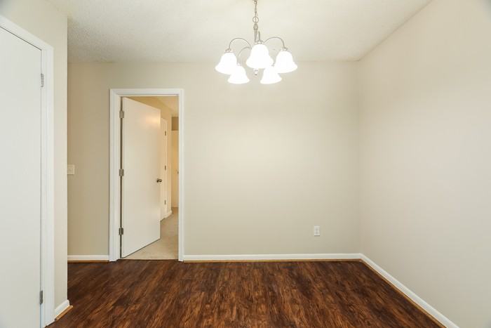 5696 Desoto Dr - Photo 5 of 12
