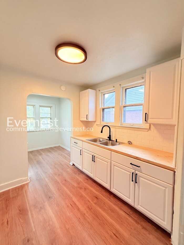 15756 Robson St - Photo 4 of 26