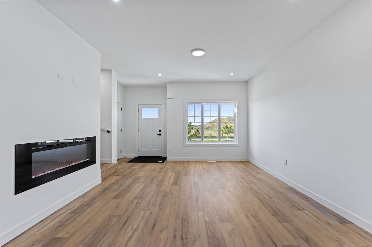 16514 21 Ave Sw - Photo 4 of 13