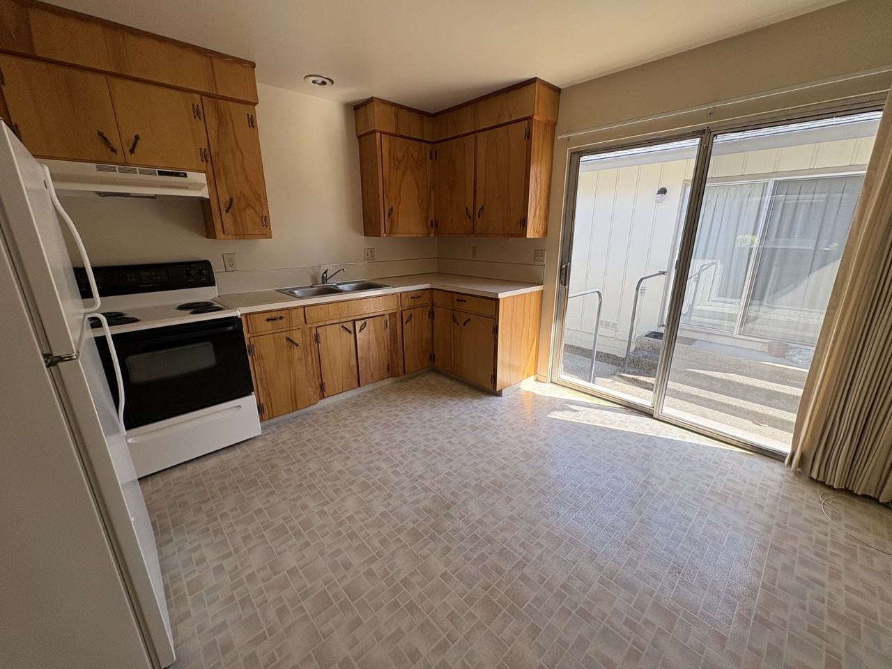 311 Ne C St #NA - Photo 3 of 7
