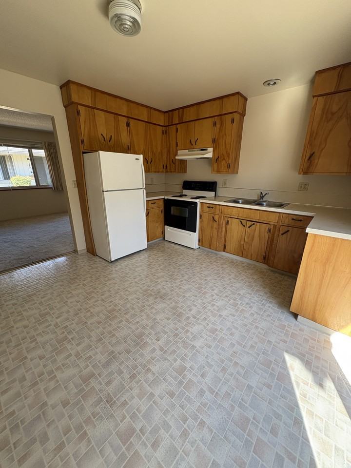 311 Ne C St #NA - Photo 4 of 7