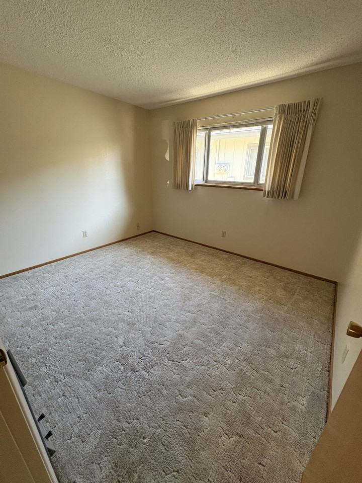 311 Ne C St #NA - Photo 5 of 7