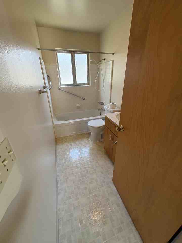 311 Ne C St #NA - Photo 7 of 7