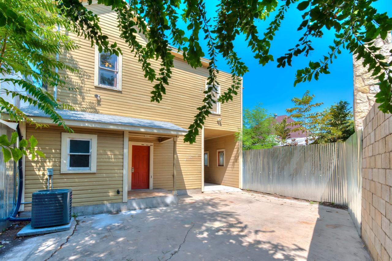 708 Marshall St #B - Photo 3 of 16