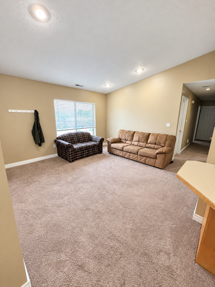 1559 N Riverside Ave - Photo 2 of 17