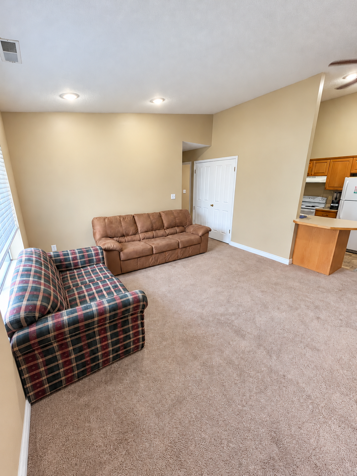 1559 N Riverside Ave - Photo 3 of 17