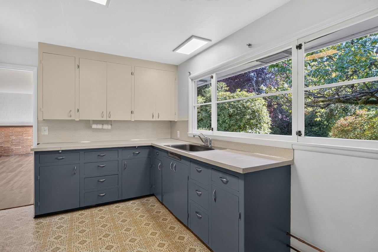 1541 Ne Northgate Way #1 - Photo 5 of 25