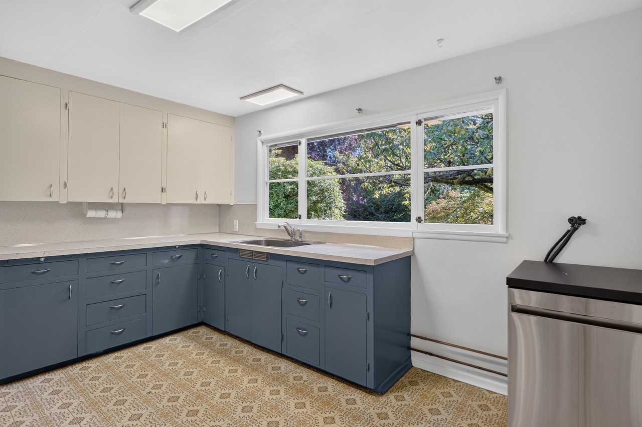 1541 Ne Northgate Way #1 - Photo 6 of 25
