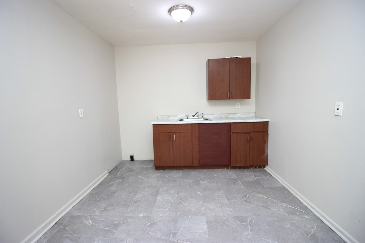 913 13th St #1 - Photo 6 of 9