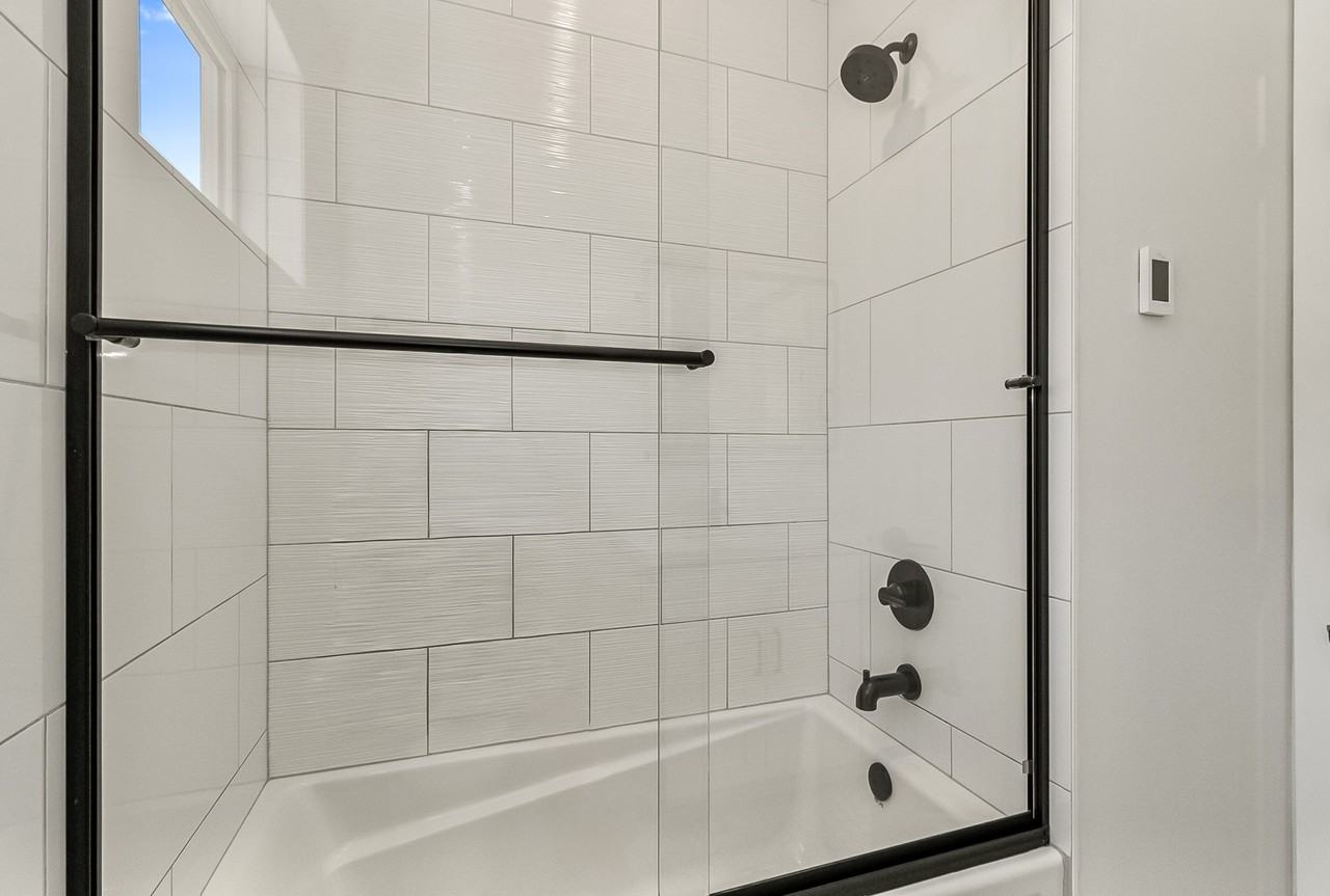 1010B S Donovan St #1 - Photo 5 of 32