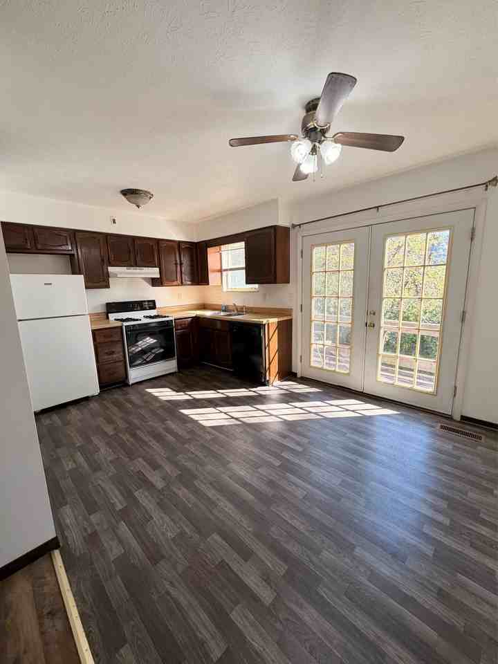 900 5th St #2 - Photo 3 of 14