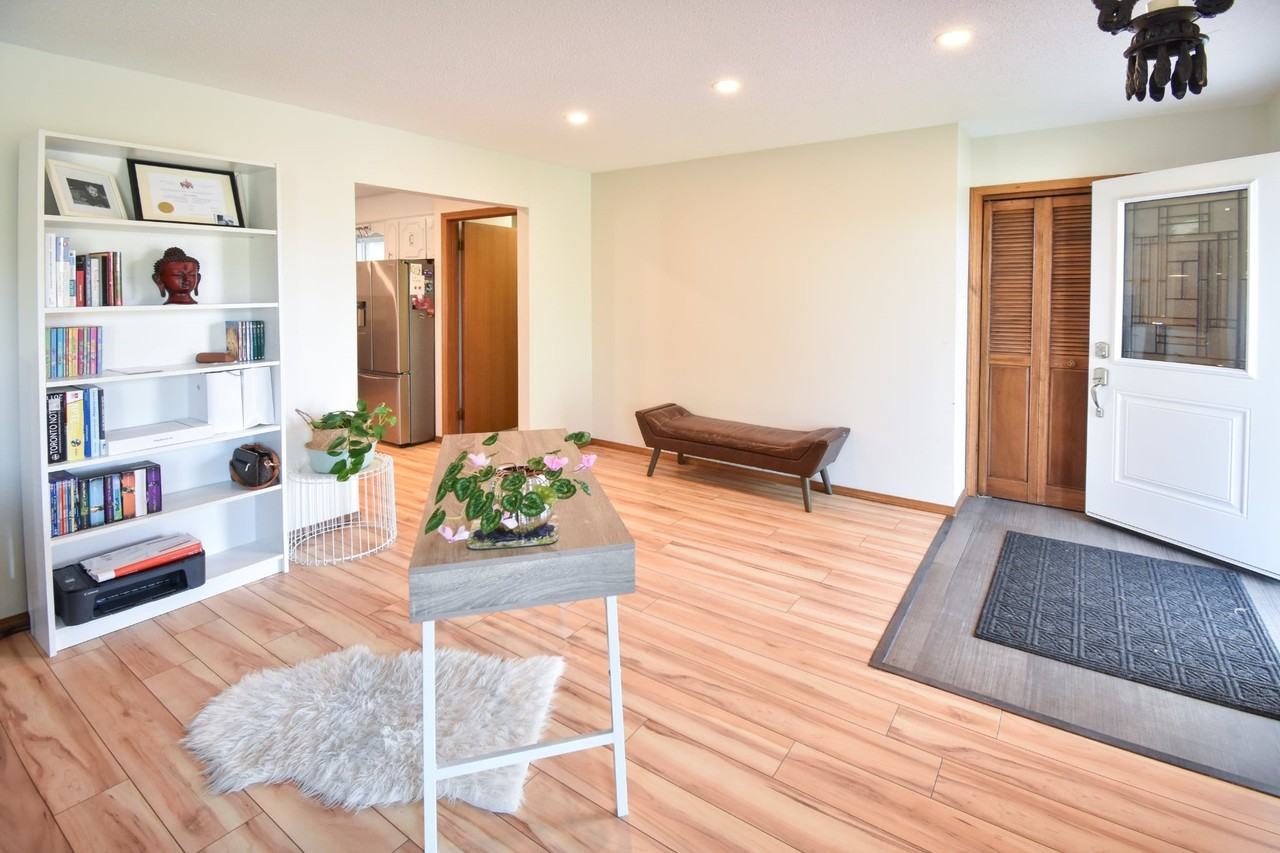 123 Meredith Bay - Photo 4 of 12