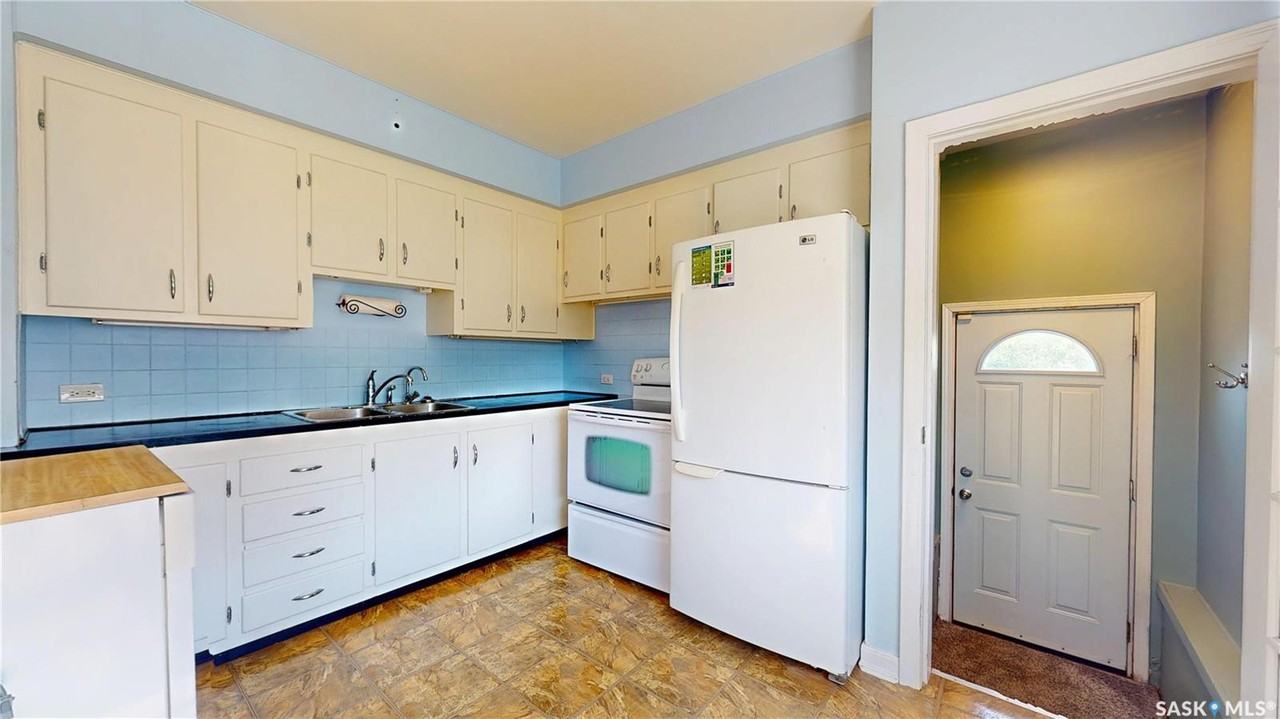 2555 Elliott St - Photo 4 of 21