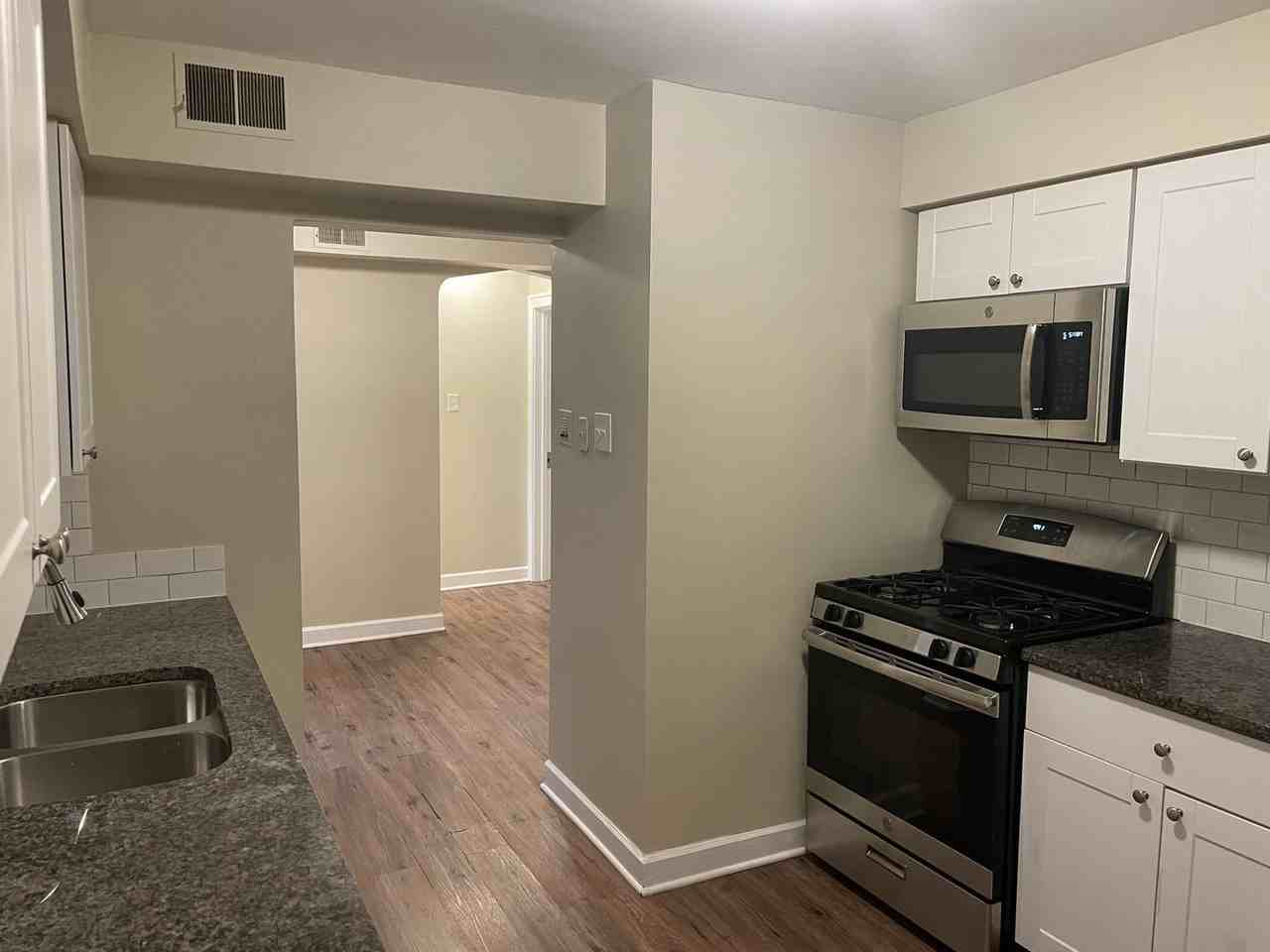 Beautiful apartment in Belmont Cragin - Photo 3 of 19