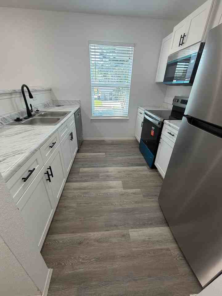 1827 Boston St - Photo 4 of 8