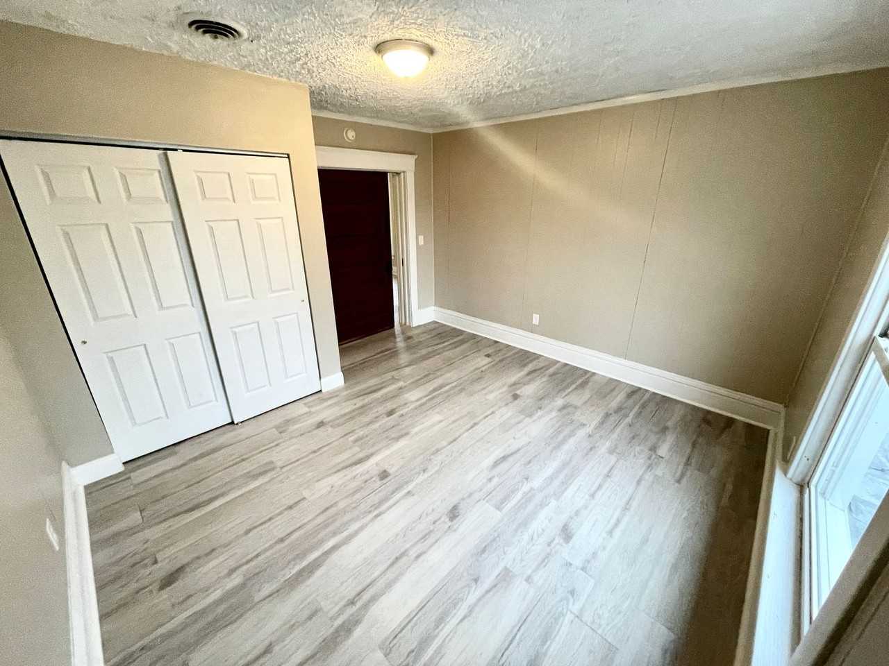 704 W 26th St - Photo 6 of 13