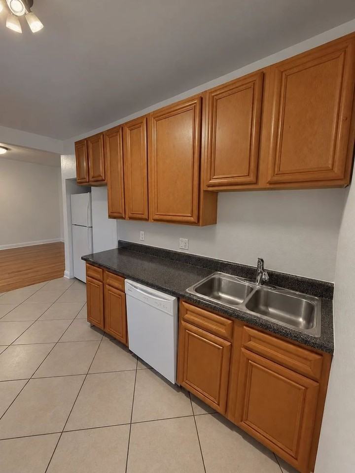 5652 N Ridge Ave #2N - Photo 2 of 10