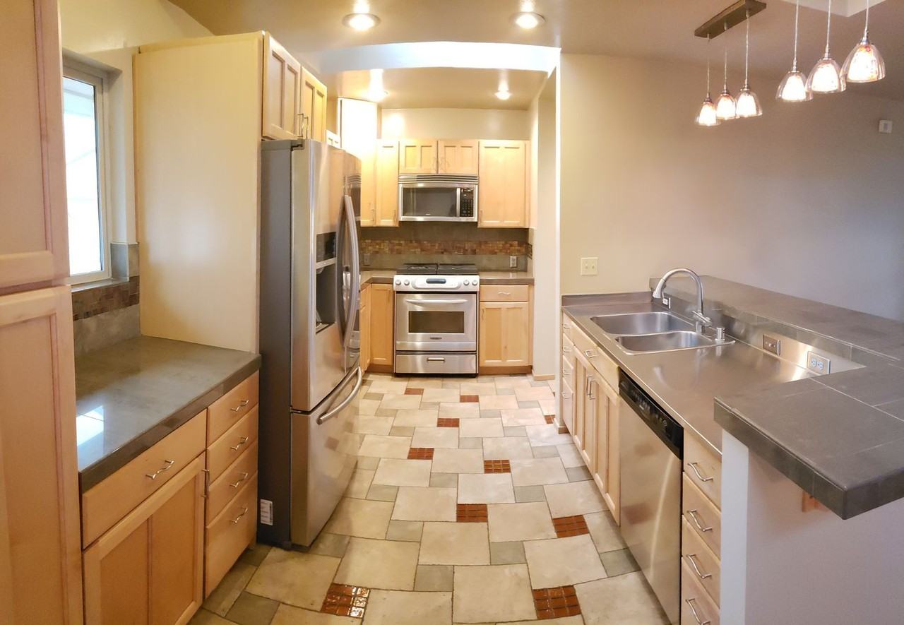 1496 Elizabeth St - Photo 5 of 25