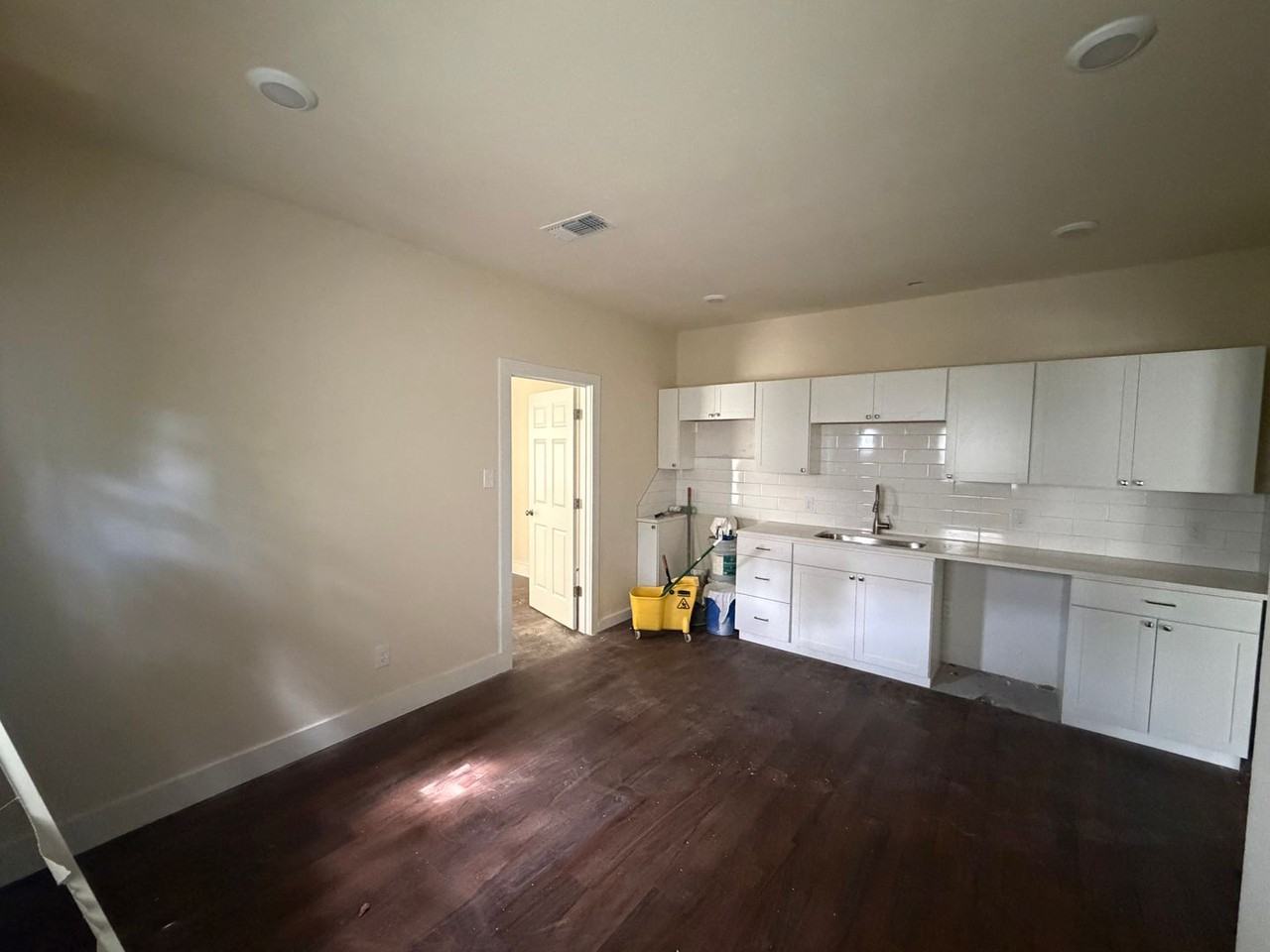 879 Hickory St - Photo 4 of 9