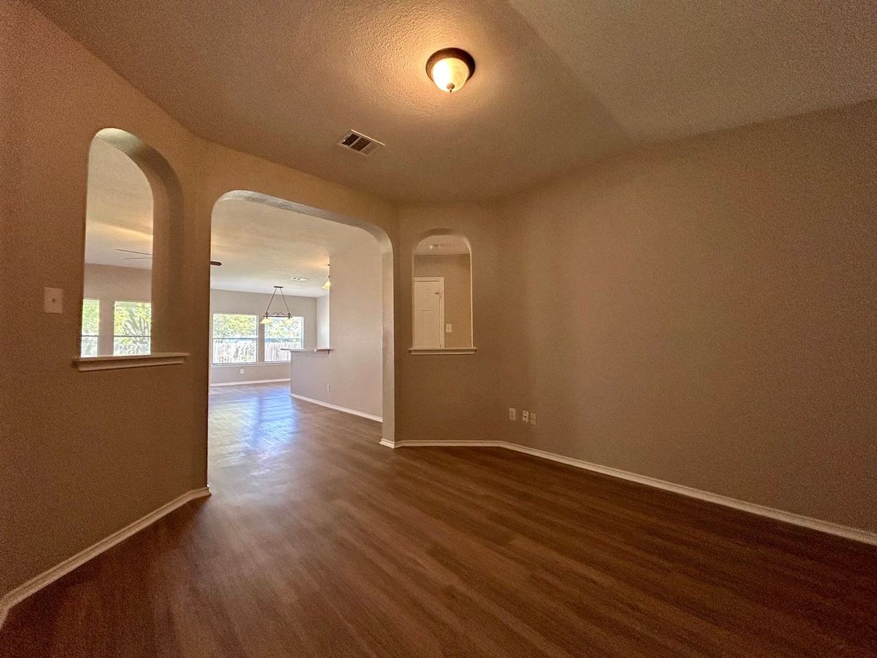1405 Thibodeaux Dr - Photo 3 of 26