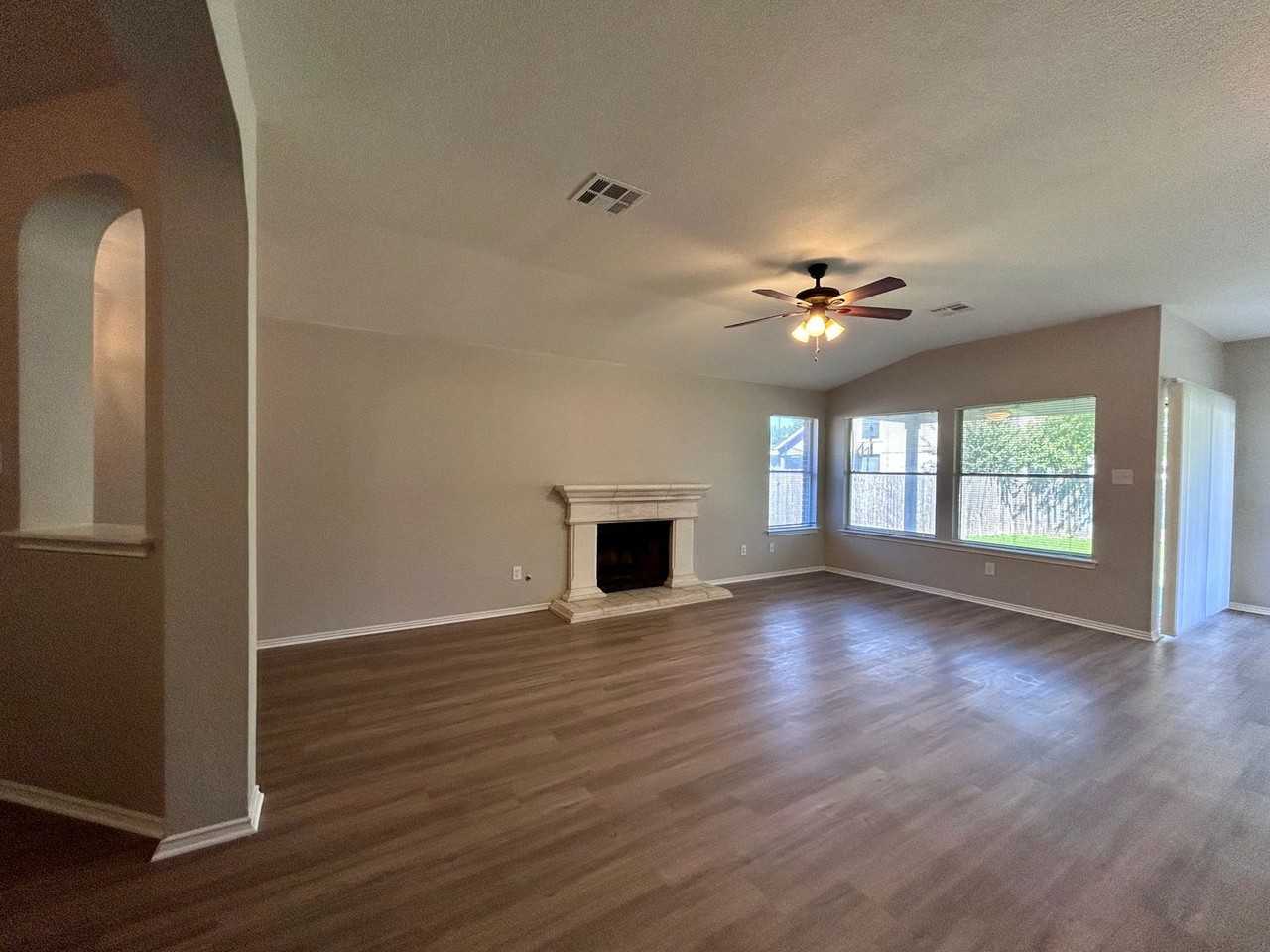1405 Thibodeaux Dr - Photo 4 of 26