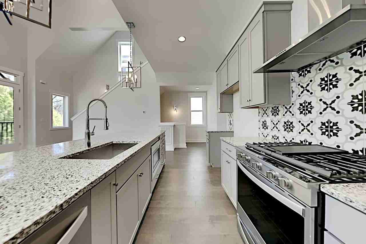 122 Marie St - Photo 4 of 25