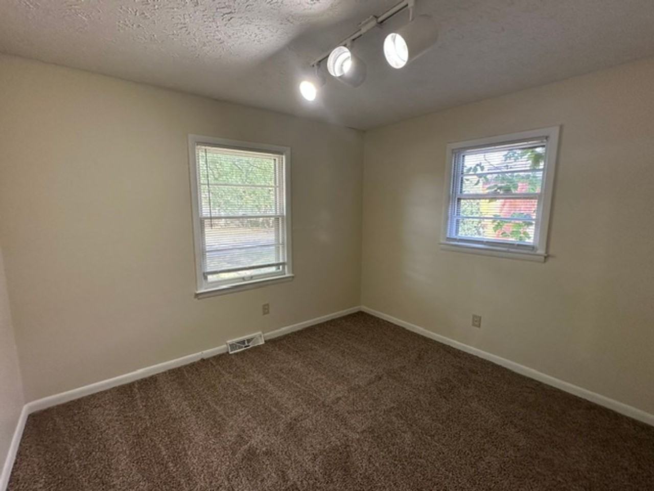 578 Plainview Rd - Photo 3 of 11