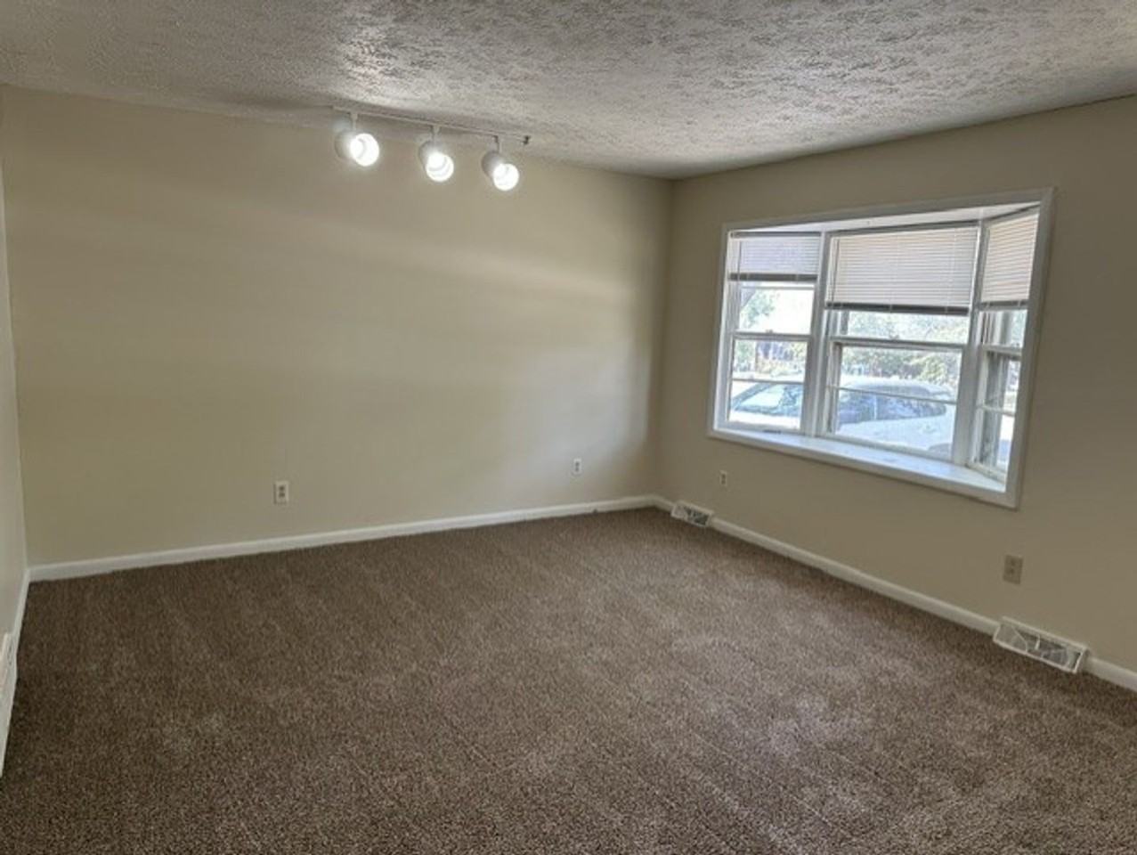 578 Plainview Rd - Photo 4 of 11