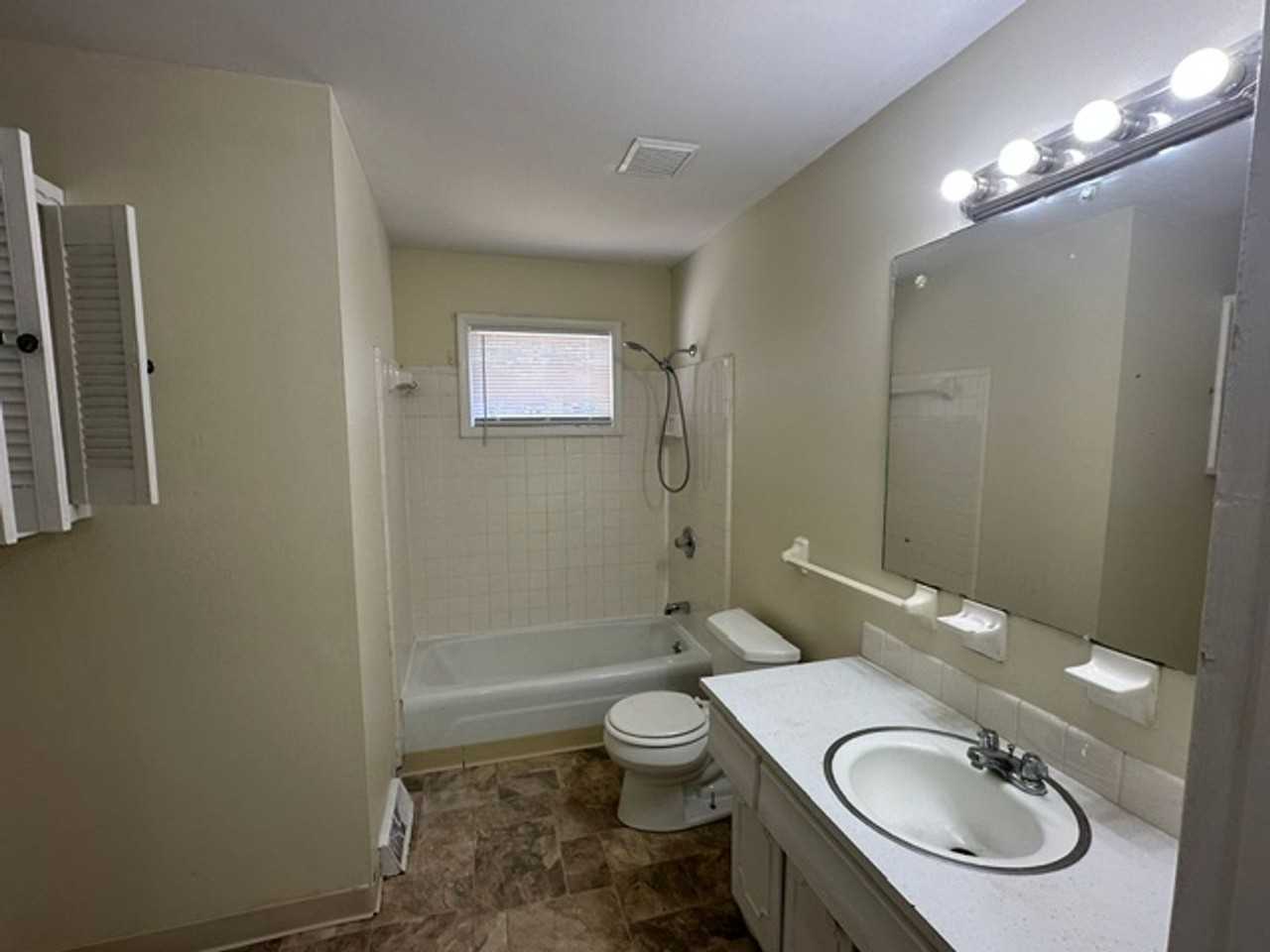 578 Plainview Rd - Photo 5 of 11