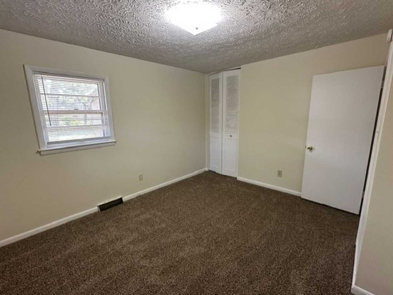 578 Plainview Rd - Photo 7 of 11