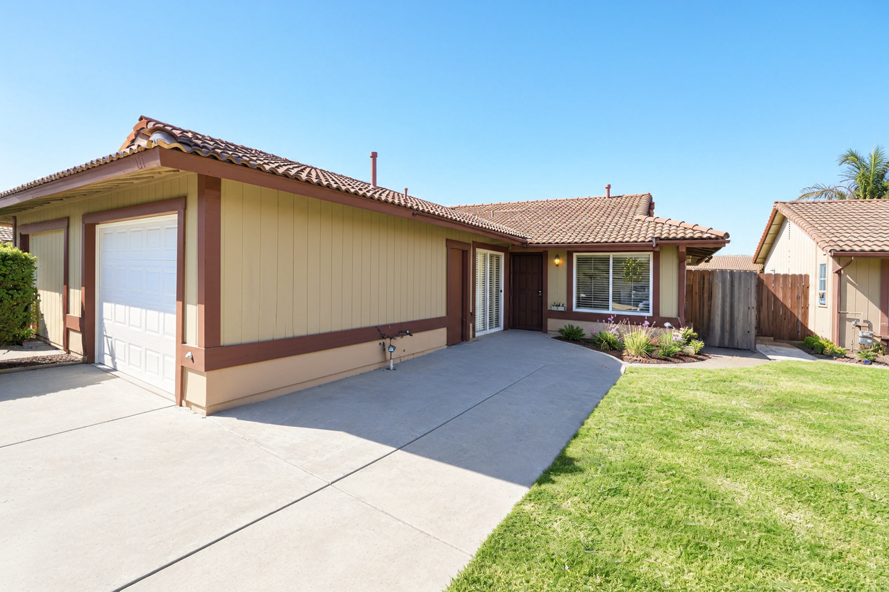 919 Oleander St - Photo 2 of 12