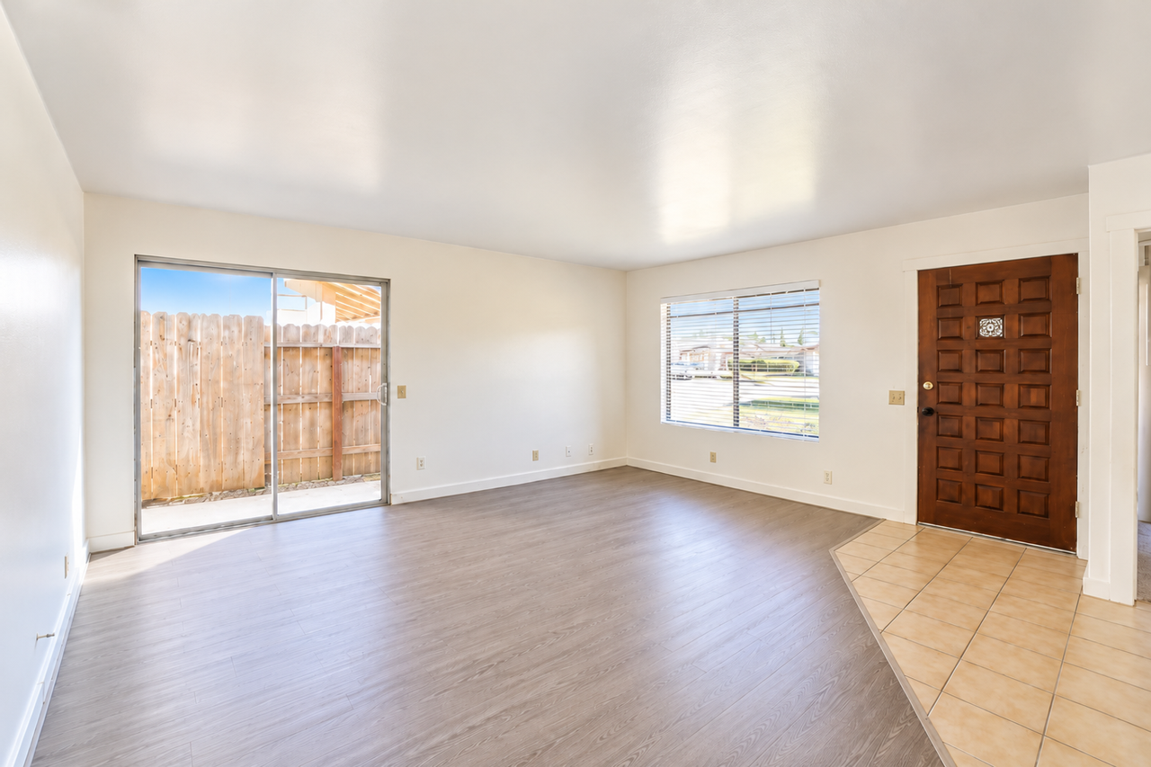919 Oleander St - Photo 3 of 12