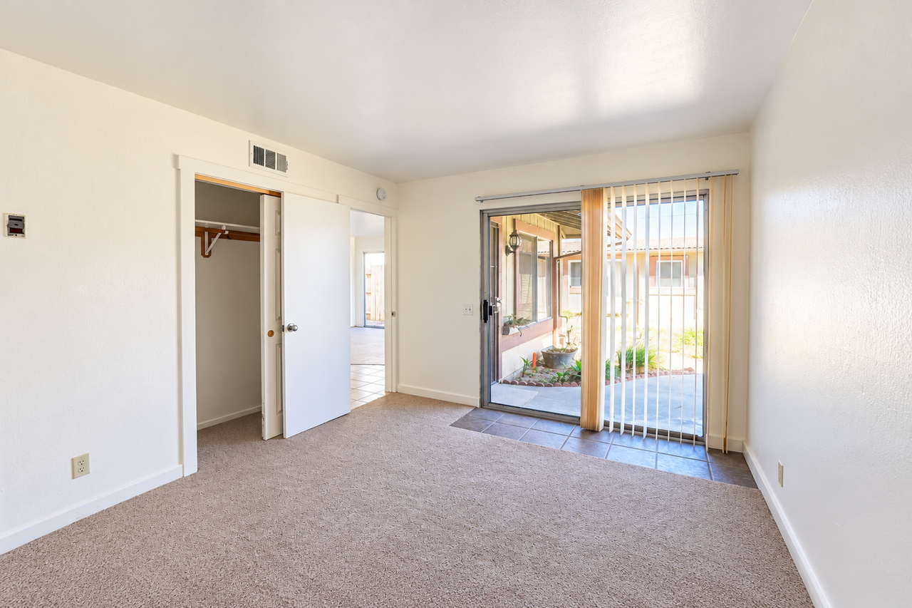 919 Oleander St - Photo 7 of 12