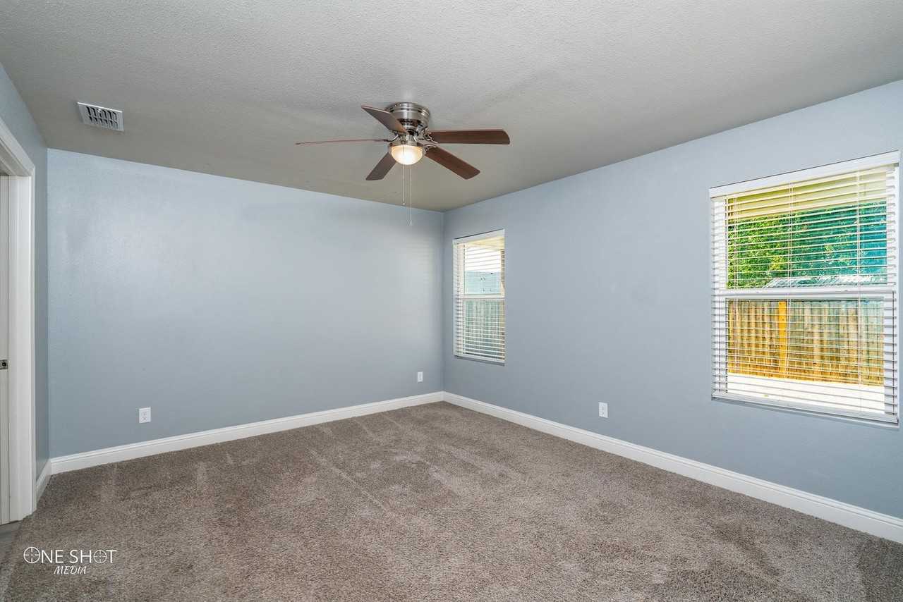 3234 Iris St - Photo 5 of 33