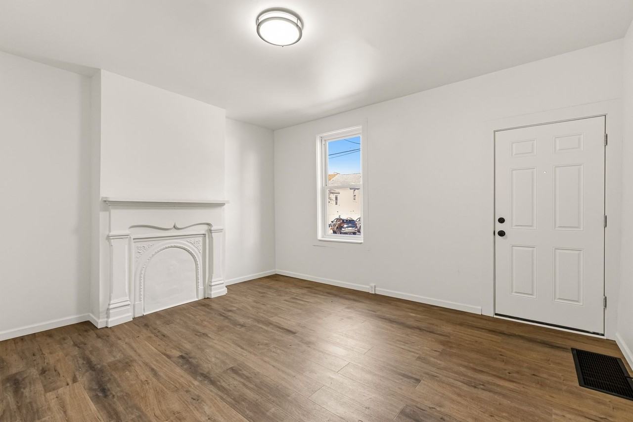 220 42nd St - Photo 4 of 18
