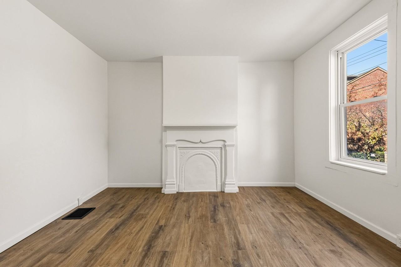220 42nd St - Photo 6 of 18